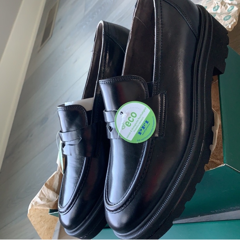 Platform Loafer. Color Black
NOT PATENT LEATHER
Never worn. US sizes